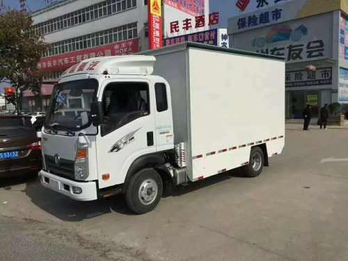 重汽王牌3.8米廂長(zhǎng)舞臺(tái)車